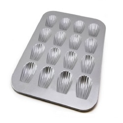 1297MD USA Pans 16-Well Madeleine P